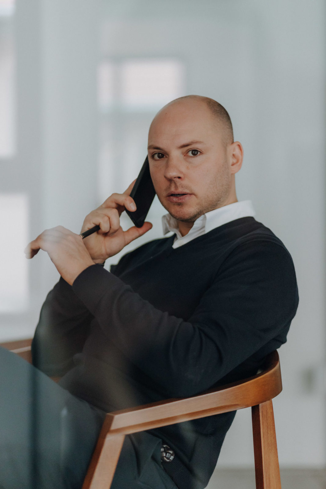 Future Supply Gründer, Philipp Heiberger, telefoniert mit Kunden