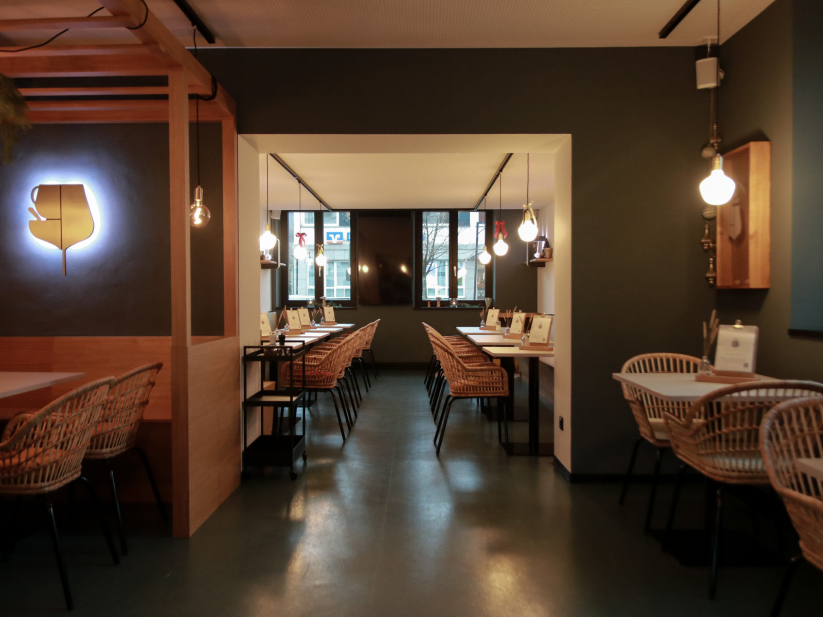 Innengestaltung Cafe, Gesamtansicht, Laube, Sitzbereiche, beleuchtetes Logo