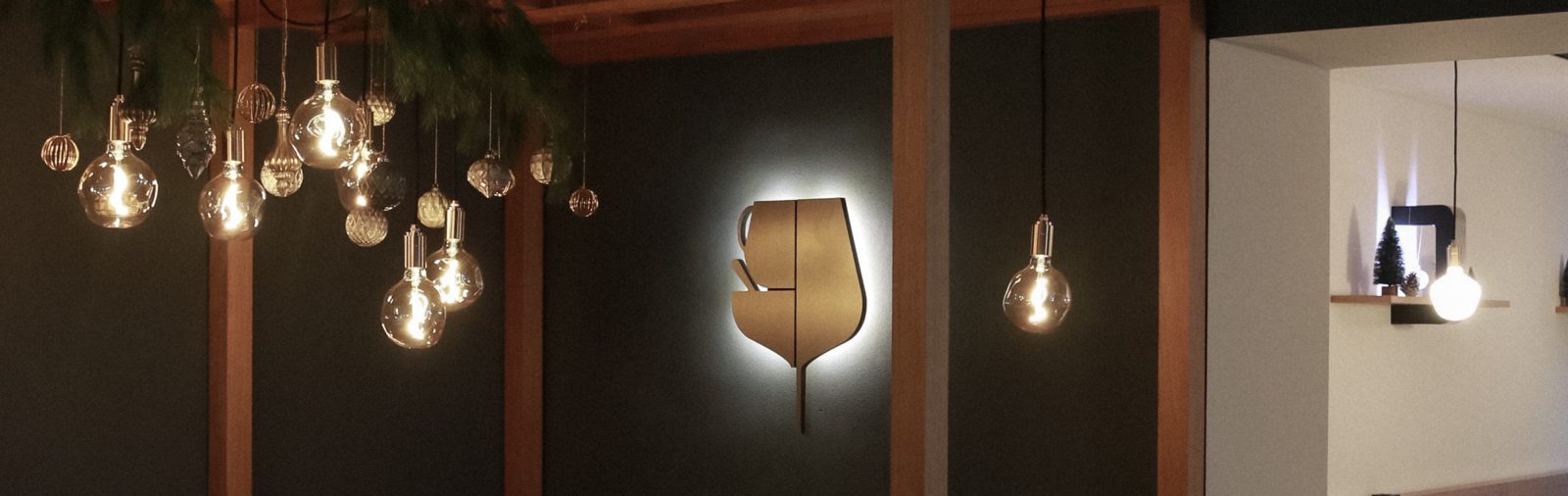 Innengestaltung Cafe, Laube, beleuchtetes Logo, weihnachtlich dekoriert