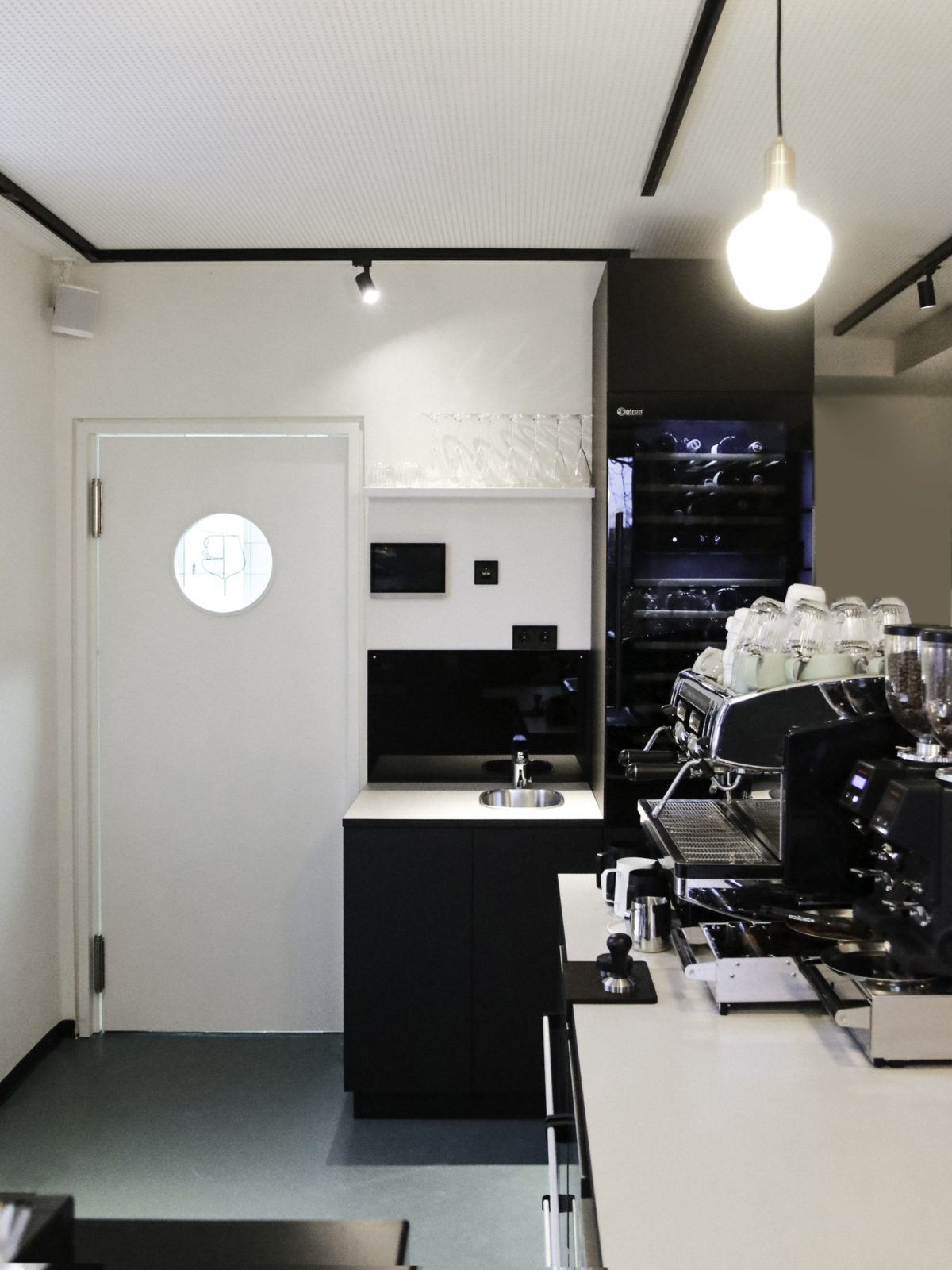 Innengestaltung, Cafe, Thekenbereich, Kühlschrank und Kaffeemaschine
