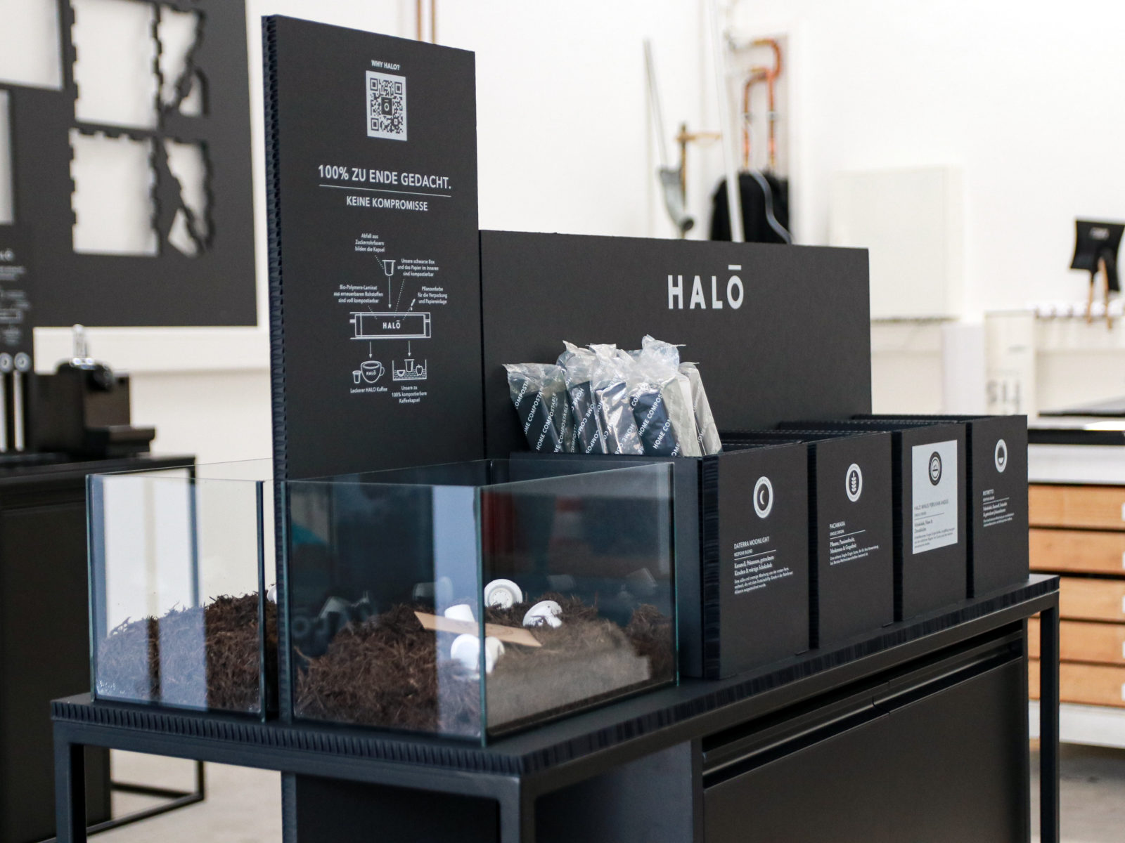 Warenpräsentation, HALO Coffee, Display für biologisch abbaubarer Kaffeekapseln, Wabenkarton, schwarz, mit Kapseln, Verpackung und Dekoration