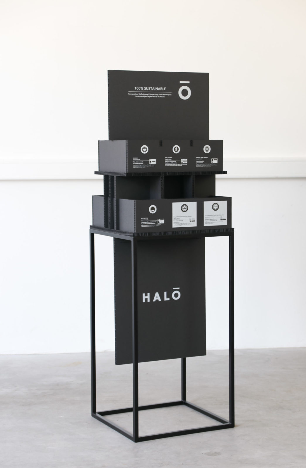 Warenpräsentation, HALO Coffee, Display für biologisch abbaubarer Kaffeekapseln, Wabenkarton, schwarz, mit Produkten und informativer Bedruckung