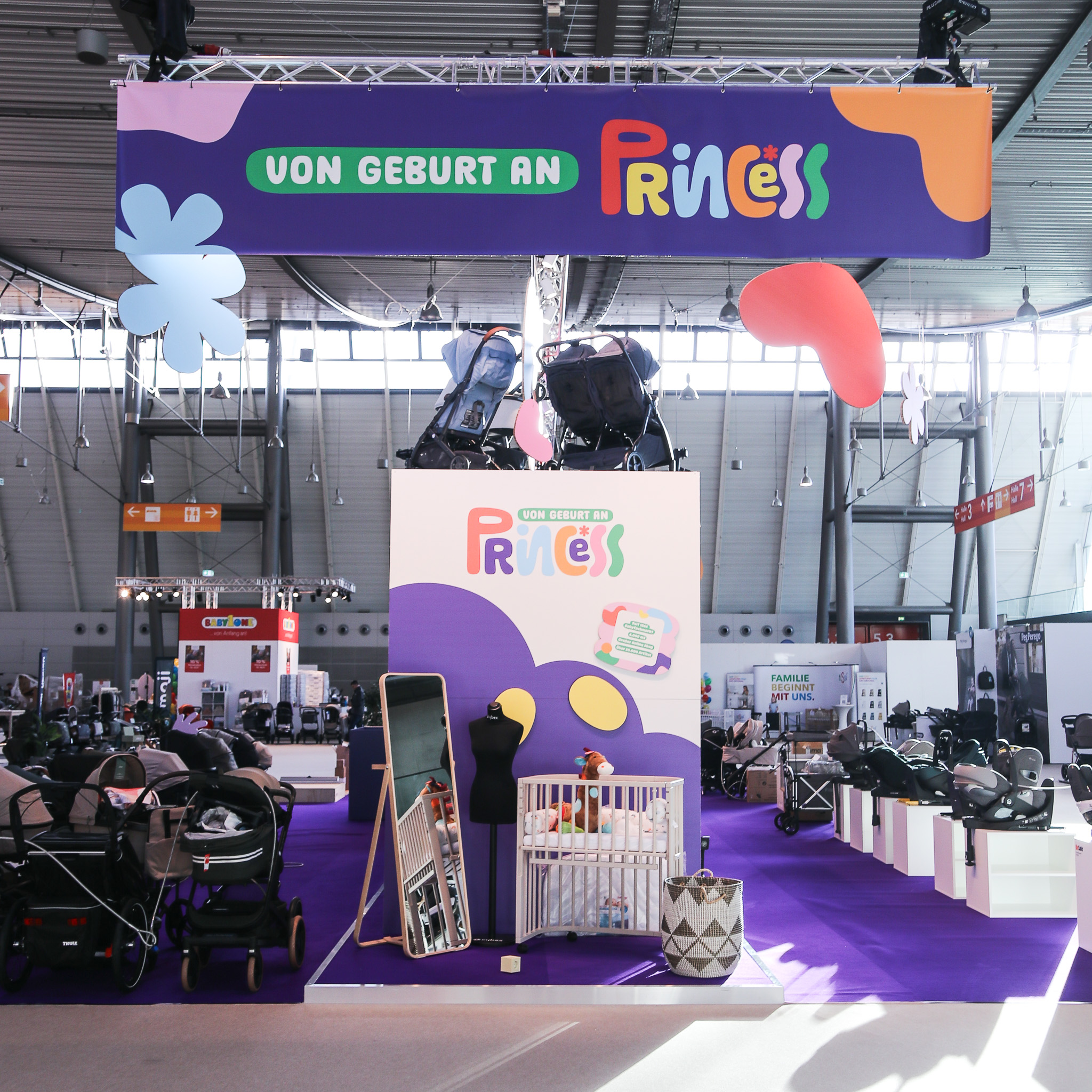 Princess-Kinderwagen Messestand by Future Supply