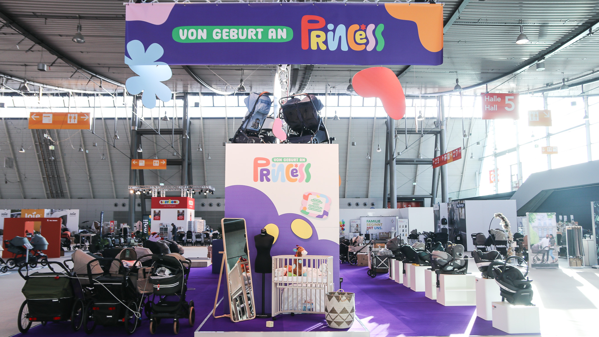 Princess-Kinderwagen Messestand by Future Supply