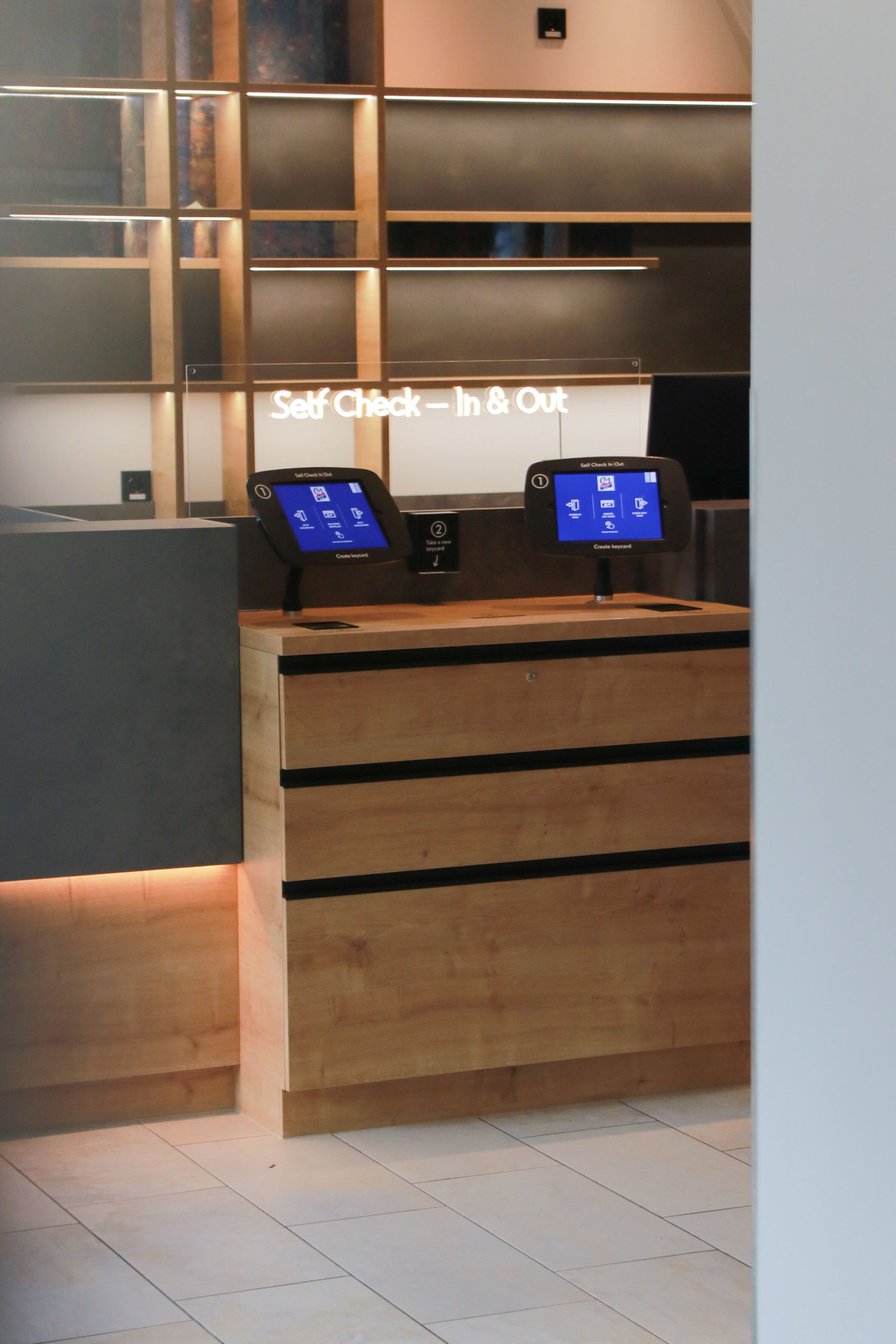 CityClass Hotels Köln Interior Design Empfangsbereich Self Check